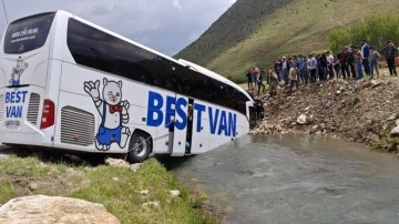 Bitlis'te yolcu otobüsü dereye yuvarlandı: Çok sayıda yaralı var