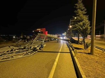 Burdur’da dorsesi açık unutulan kamyon trafik levhasını devirdi, yol trafiğe kapandı