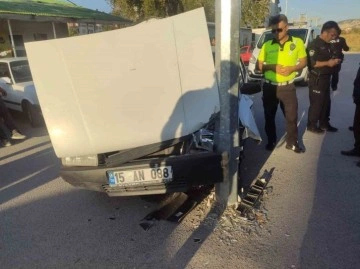 Burdur’da kontrolden çıkan otomobil aydınlatma direğine çarptı: 1 yaralı