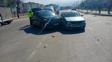 Bursa’da 2 otomobil çarpıştı; 5 yaralı