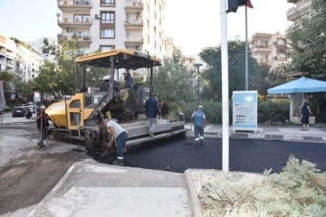 Büyükşehirden asfaltta pazar mesaisi