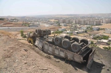 Cizre’de freni boşalan tır şarampole devrildi: 1 yaralı