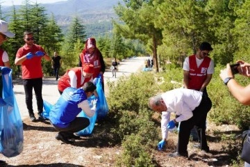 Çöp toplayarak çevreyi korumaya dikkat çektiler