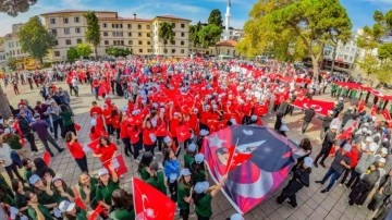 Cumhuriyetin 100’üncü yılı kutlamalarına özel bin 923 öğrenciyle kortej yürüyüşü