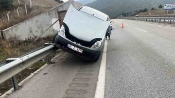 D100’de kontrolden çıkan hafif ticari araç bariyerde asılı kaldı