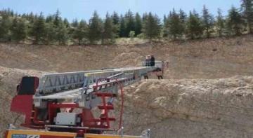 Dağ çayı toplarken depreme yakalandı, ayakları kayıp kayalıklardan düştü