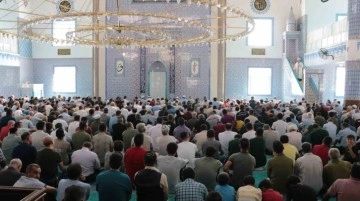 Depremde hasar alan cami yeniden ibadete açıldı