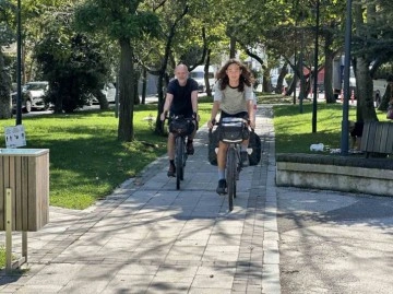 Depremden etkilenenlere yardım için Paris’ten İstanbul’a pedal çevirdiler