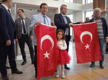 Devlet Hastanesinde Cumhuriyetin 100’ncü yılına özel Türk bayrağı dağıtıldı