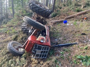 Devrilen traktörün altında kalan işçi hayatını kaybetti