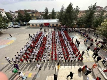 Diyarbakır’da 600 öğrenci Cumhuriyeti koreografi ile kutladı