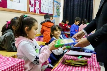 Diyarbakır’da köy okullarındaki çocuklar ziyaret edilip hediye dağıtıldı