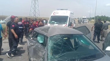 Diyarbakır'da otomobille çarpışan minibüs şarampole yuvarlandı