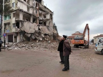 Doğanşehir’de ağır hasarlı binaların yıkımında sona yaklaşıldı