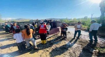 Doğubayazıt’ta sel felaketi: Türkiye-İran kara yolu ulaşıma açıldı