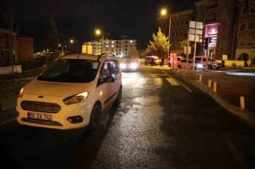 Dur ihtarına uymayan aracı, polis ekipleri ateş ederek durdurdu