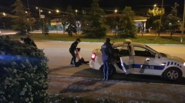 Dur ihtarına uymayıp kaçan kadın, yakalanınca polise böyle direndi!