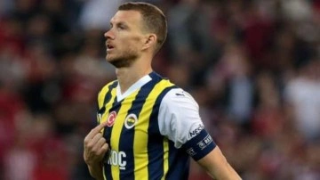 Dzeko'dan alkışlanacak hareket! Yunan taraftarlara Türk bayrağıyla cevap verdi