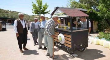 Eğil’de peygamber kabirlerini ziyarete gelen vatandaşa limonata ikramı