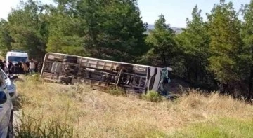 Ekmek parası için Urfa’dan Denizli’ye gelen işçileri taşıyan servis şarampole devrildi