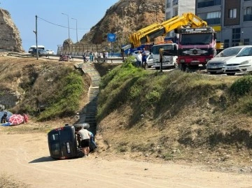 El frenini çekmeyi unuttu, aracı yokuş aşağı düşerek ters döndü