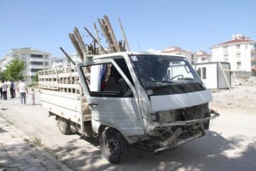 Elazığ’da pikap ile otomobil çarpıştı: 4 yaralı