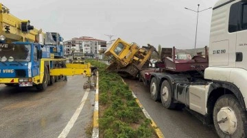 Elazığ’da taşıma aracının üstündeki dozer devrildi