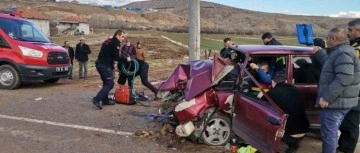 Elektrik direğine çarpan Tofaş hurdaya döndü: 3 yaralı