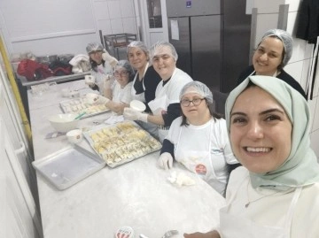 Engelli bireyler mutfakta börek açtı