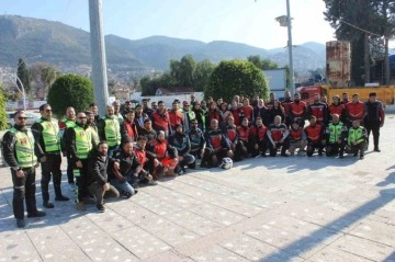 Enkaz kentte motorculardan birlik mesajı