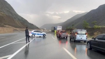 Erzincan - Sivas kara yolunda heyelan! Ulaşıma kapandı!