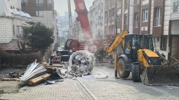 Esenyurt'ta cami minaresi apartmanın üzerine düştü!