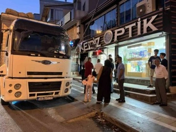 Esenyurt’ta park halindeki kamyon optik dükkanına çarptı