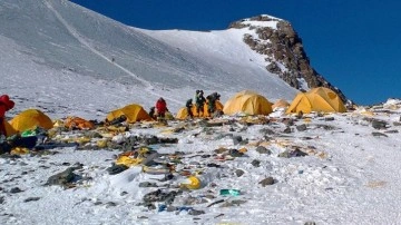 Everest ve Himalayalar Zirvesi’nden 11 ton çöp toplandı