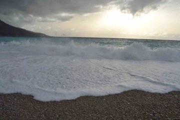 Fethiye’de rüzgarın ardından dev dalgalar oluştu