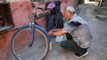 Fotoğraf çekimlerine 54 yıllık bisikletiyle gidiyor