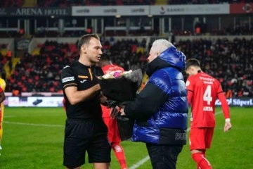 Futbolculardan hakeme saldırıya alkışlı protesto