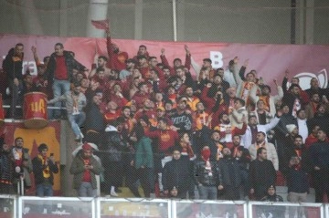 Galatasaraylı taraftarlar takımını yalnız bırakmadı