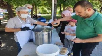 Gediz Belediyesinden vatandaşlara aşure ikramı