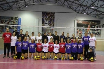 Genç voleybolcular, Filenin Sultanları’nı örnek alıyor