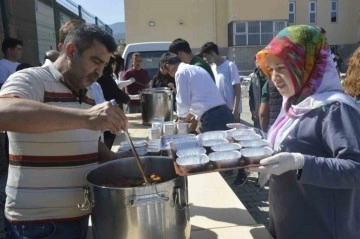 Gölhisar Fen Lisesinden geleneksel aşure ikramı