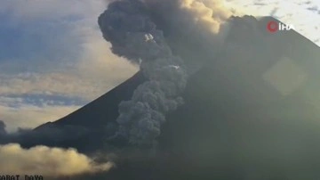 Görüntüler Endonezya'dan: Merapi Yanardağı'nda patlama kamerada!