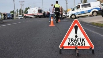 Hafif ticari araç elektrikli bisiklete çarptı, 4 kişi yaralandı