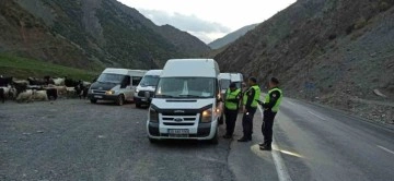 Hakkari’de jandarma 704 okul servisi aracı denetledi