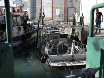 Hatay’da fırtınada batan tekne karaya çıkarıldı