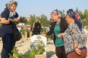 Hatay’da ilk bayram ziyareti deprem mezarlığına oldu