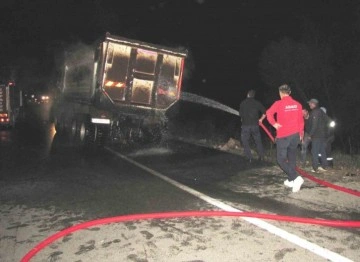 Hisarcık’ta seyir halindeki kamyonun tekerleği patlayıp alev aldı