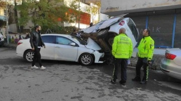 Hızını alamayan otomobil, hafif ticari aracın altına girdi: 2 yaralı