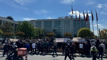 İETT'ye bağlı özel halk otobüsü sahiplerinden İBB binası önünde protesto gösterisi