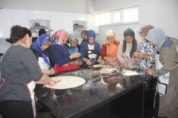 İş sahibi olmak isteyen kadınlar, aşçılık kursunda ter döküyor